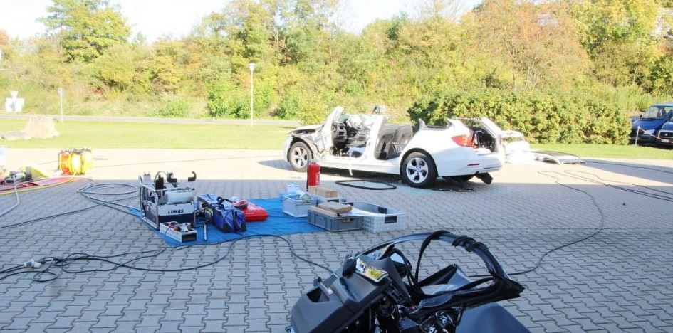 Read more about the article FEUERWEHR ZERLEGT BMWS FÜR 200.000 EURO – Dank an Autohaus Graser