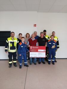 Mehr über den Artikel erfahren Spende für Kinder- und Jugendfeuerwehr