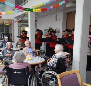 Mehr über den Artikel erfahren Faschingsständchen im Seniorenheim